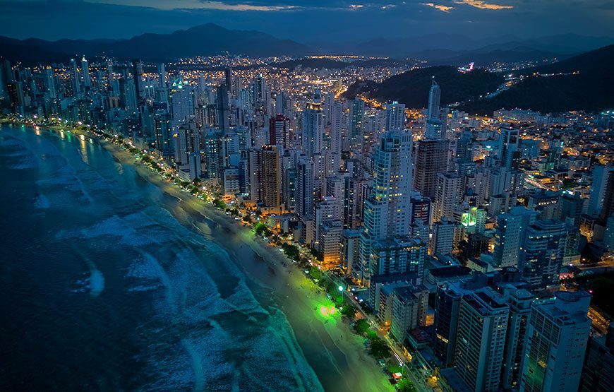 O que fazer em Balneário Camboriú a noite? Avenida Atlântica