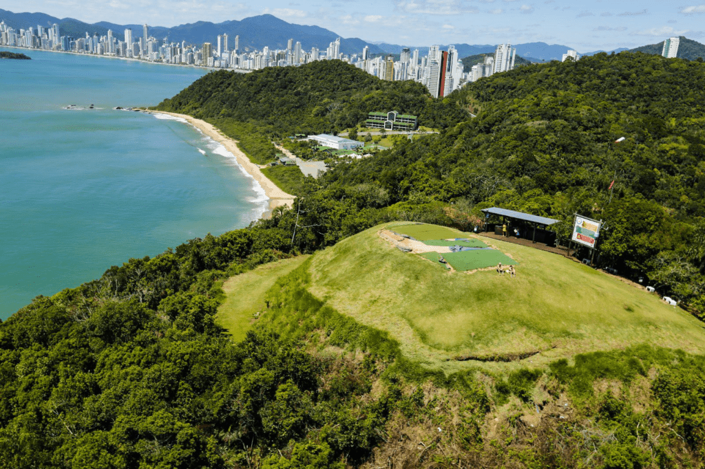 Morro do Careca - Praia dos Amores em Balneário Camboriú