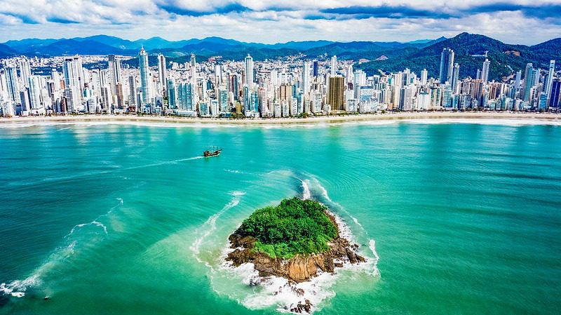 quando ir em balneário camboriú março e abril