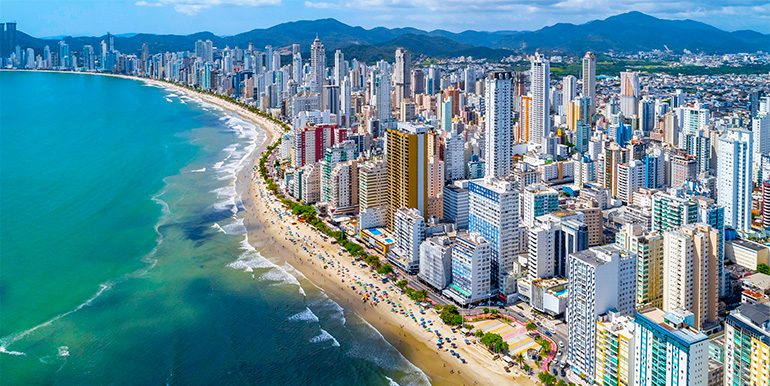 Conheça a Avenida Atlântica em Balneário Camboriú