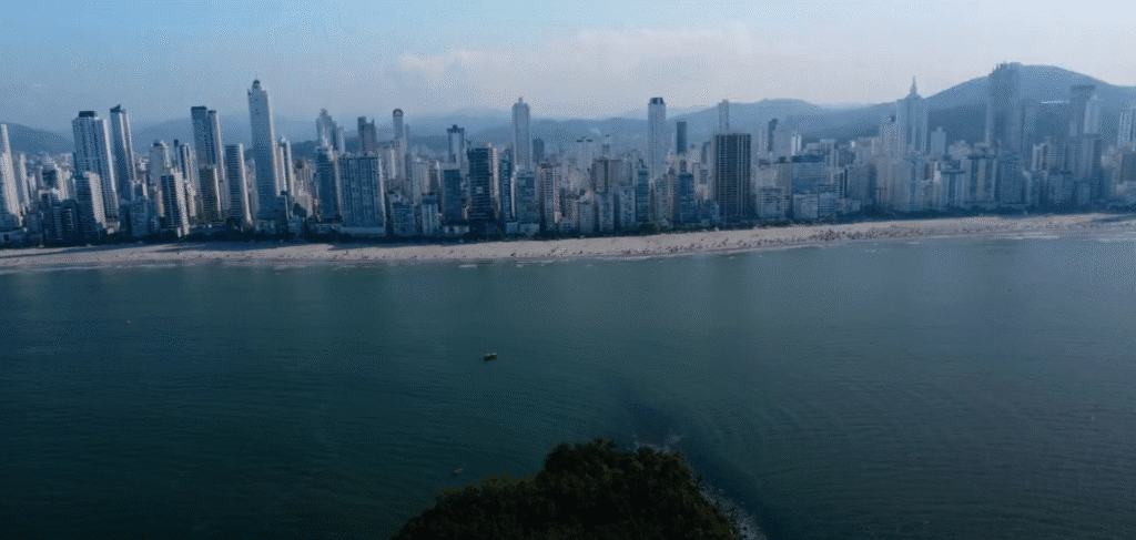 Balneário Camboriú fica em qual estado? 1 6