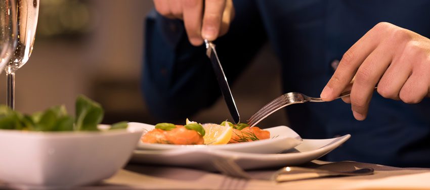 Comer em Balneário Camboriú à noite