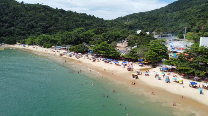 Qual a melhor praia para banho em Balneário Camboriú?