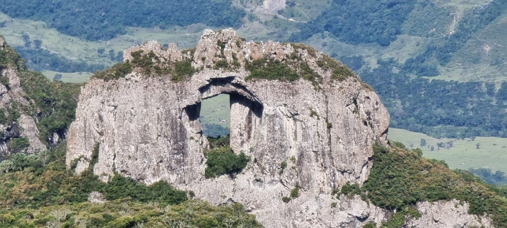 Descubra os 10 Melhores Mirantes de Santa Catarina 5 Mirante da Pedra Furada Urubici