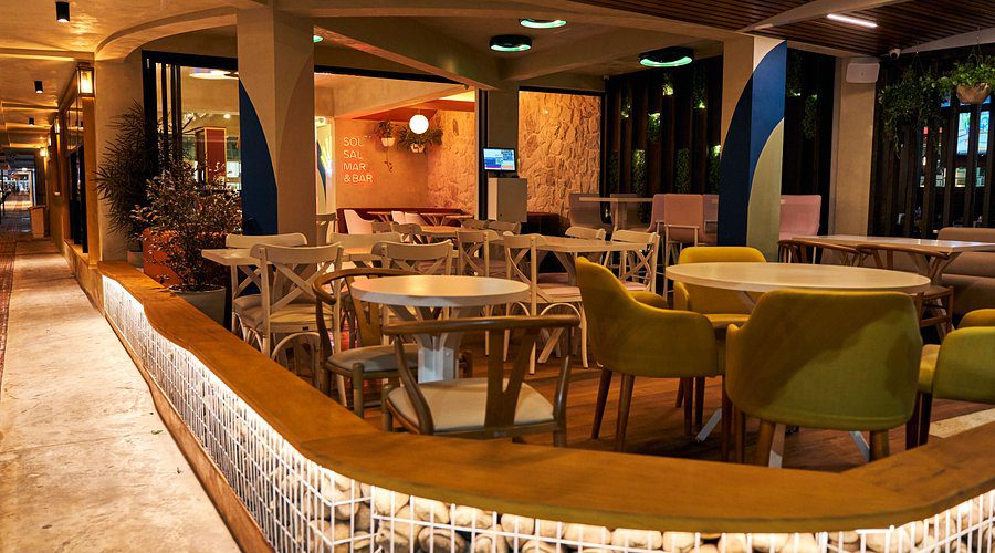 Vida noturna de inverno em bc: 10 baladas e pubs aquecidos 1 vista do deck do chaplin