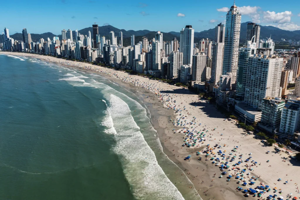 Hotéis até 500 metros da Praia Central em BC 1 obra 1 scaled.jpg