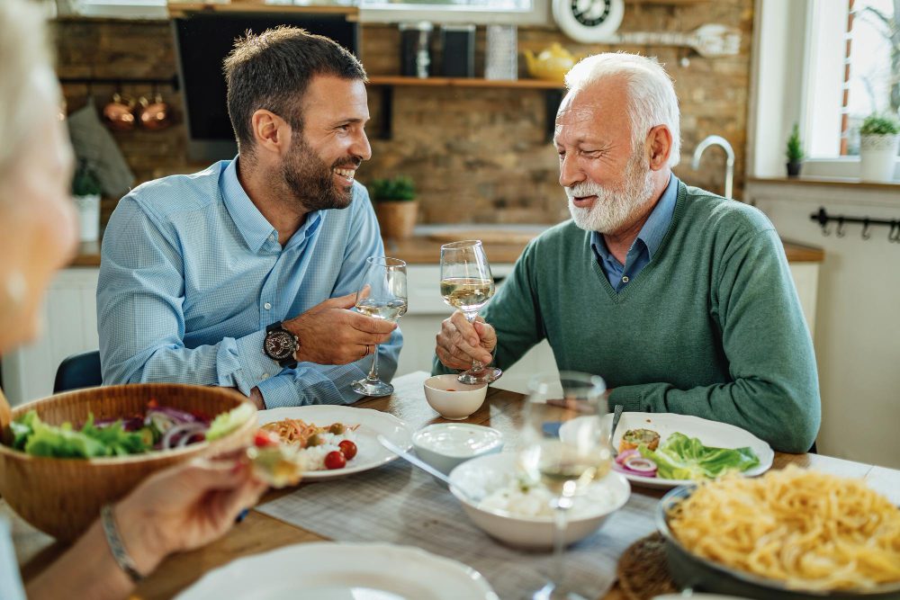 Onde almoçar no Dia dos Pais em BC: 12 menus especiais (10/08/25) 1 young happy man and his mature father toasting with wine while having lunch in dining room