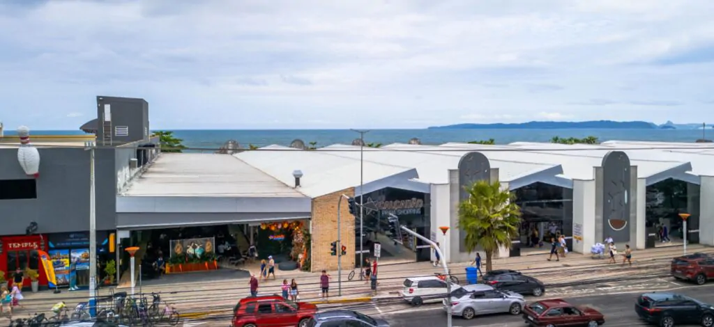 O que fazer em Itapema a noite? 2 Calcadao Praia Shopping
