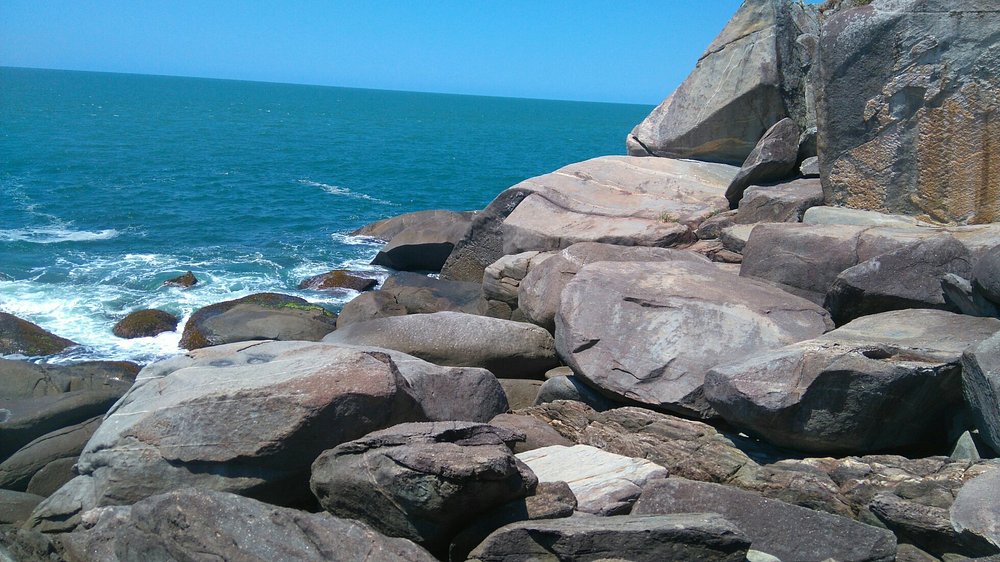 Tudo sobre a praia do Araçá em Porto Belo 1 Leve tudo o que precisar O conforto vem da natureza