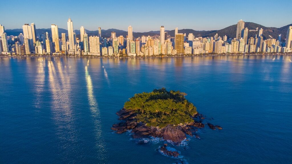 Ilha das Cabras em Balneário Camboriú: Tudo que você precisa saber 2 O que tem na Ilha das Cabras em Balneário Camboriú