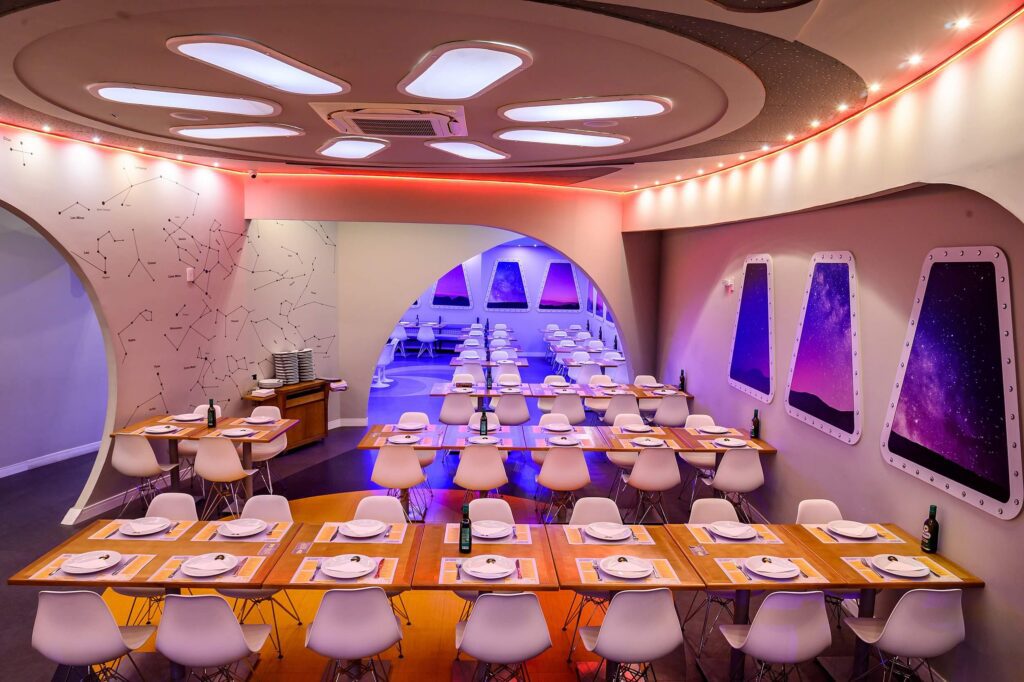 Pizzaria Tematica em Itajai Viva uma Aventura Intergalactica na Disco Voador